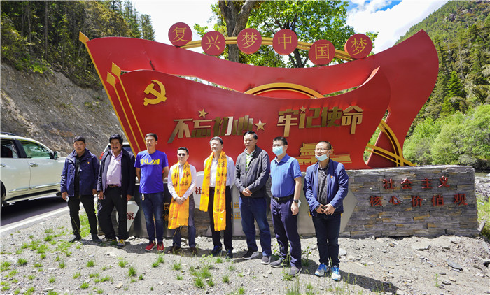 尊龙凯时集团党委书记、董事长任丁率队赴麻格同村推进对口帮扶工作