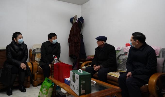 省国资委党委委员、副主任任兴文春节前夕带队走访慰问尊龙凯时集团老党员