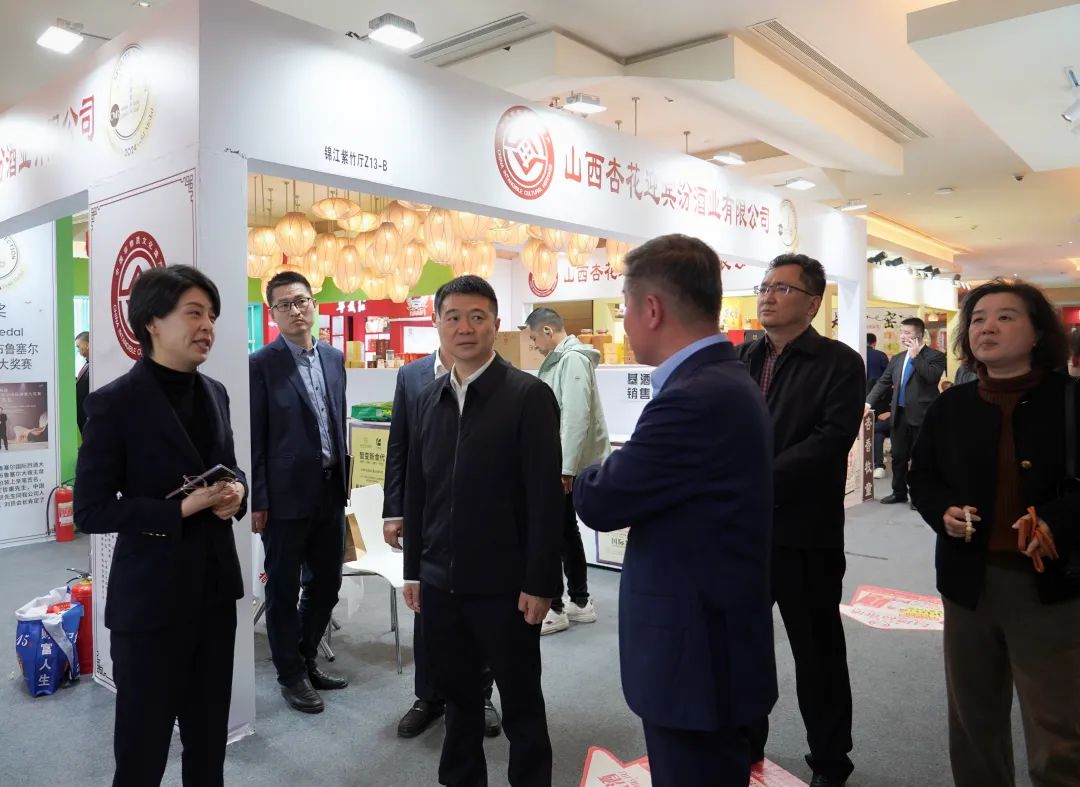 省尊龙凯时集团党委书记、董事长游勇率队到2025锦江宾馆春季酒类商务洽谈会现场检查指导重点工作